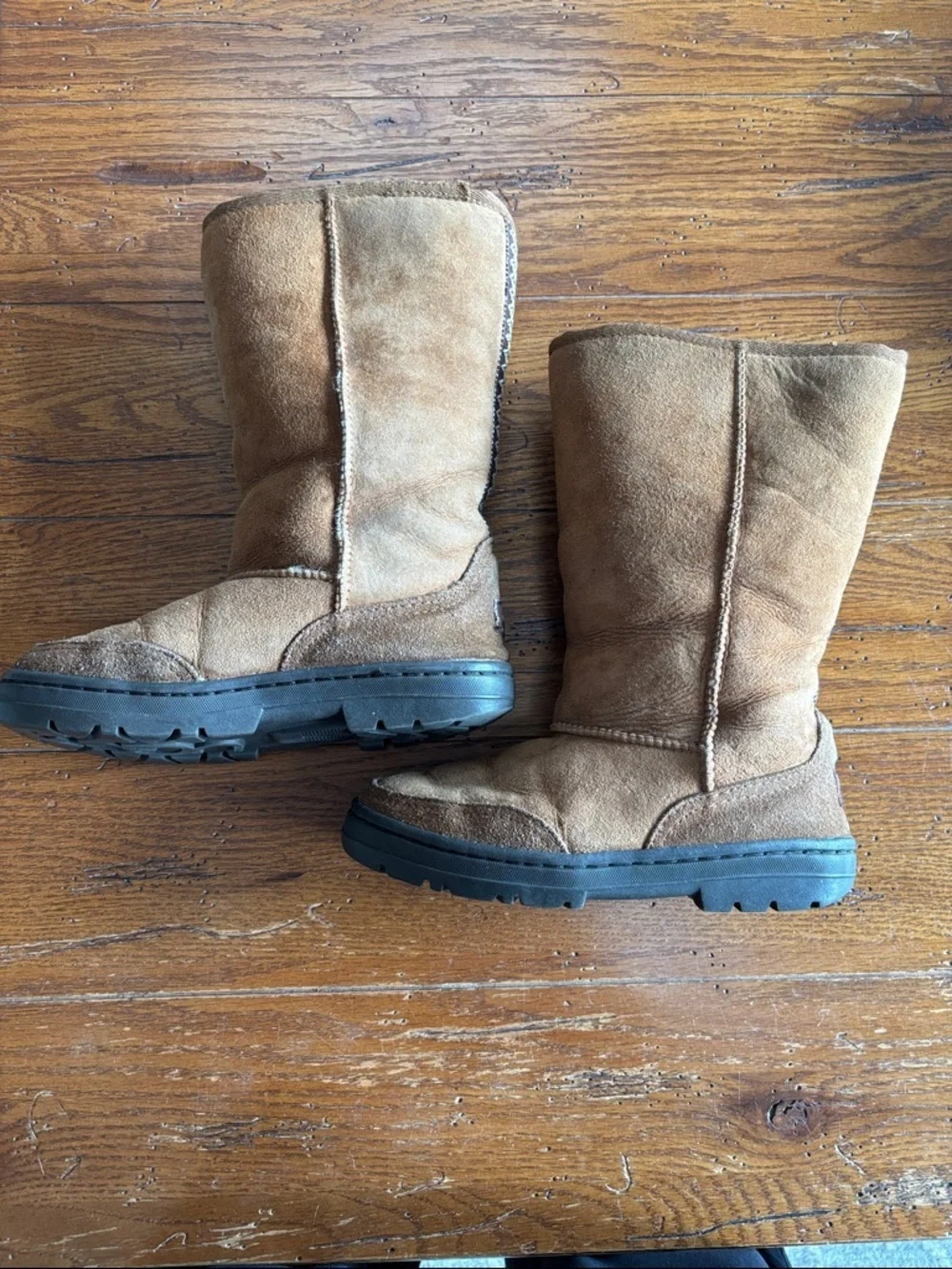 UGG Classic Short Boots Women’s 5245 Chestnut Tan Suede Sheepskin Lined Size 7